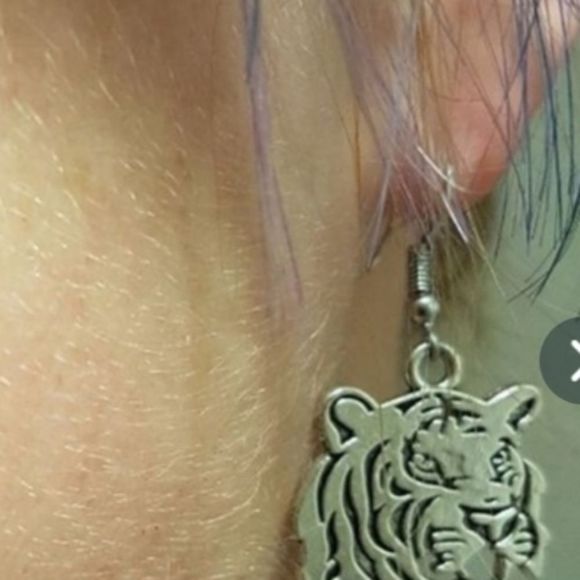 Sterling Silver hooks stainless steel tiger detailed earrings new - Picture 4 of 5